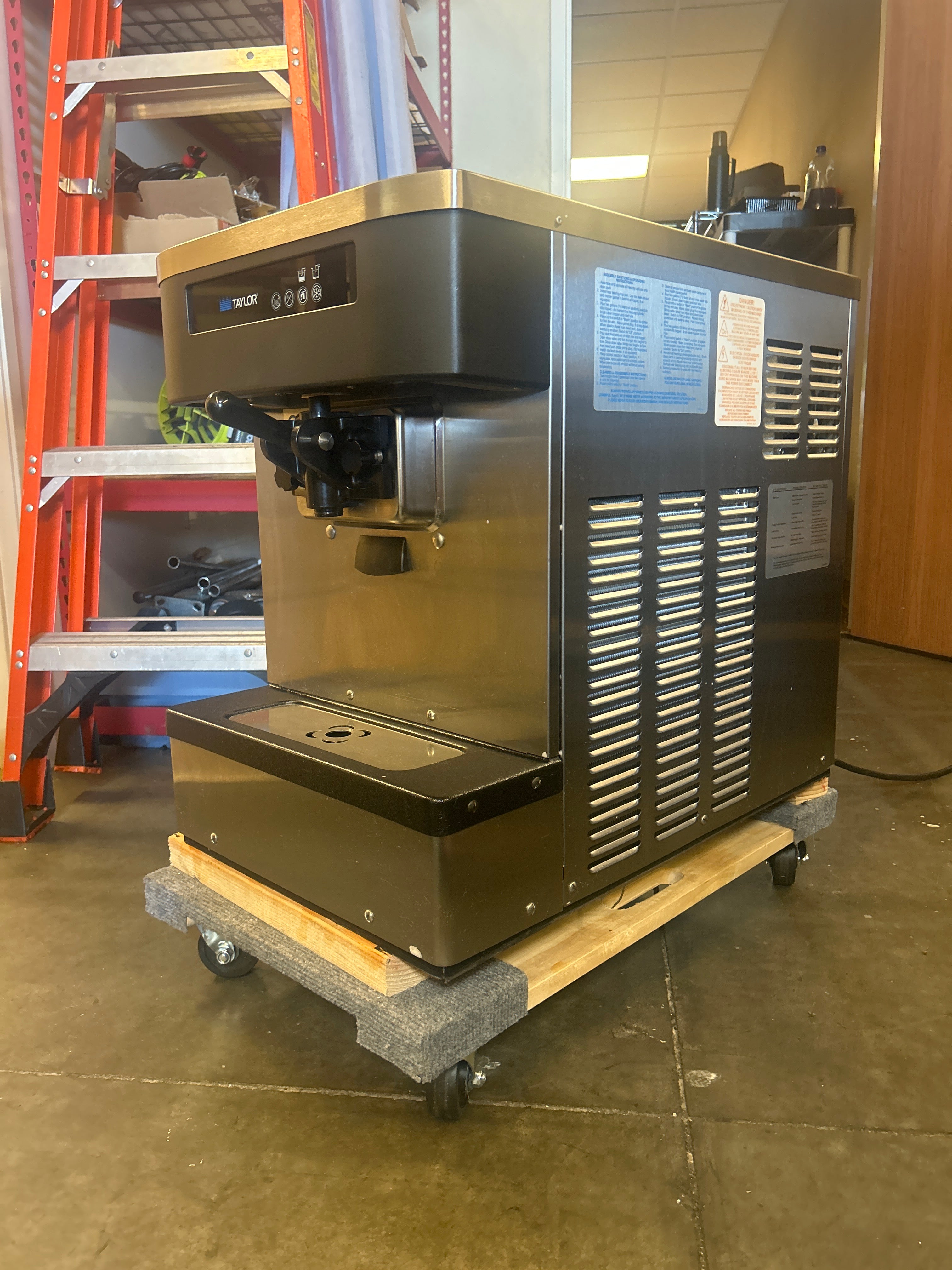 In 2019 Taylor C152-12 1ph Air w/warranty counter top