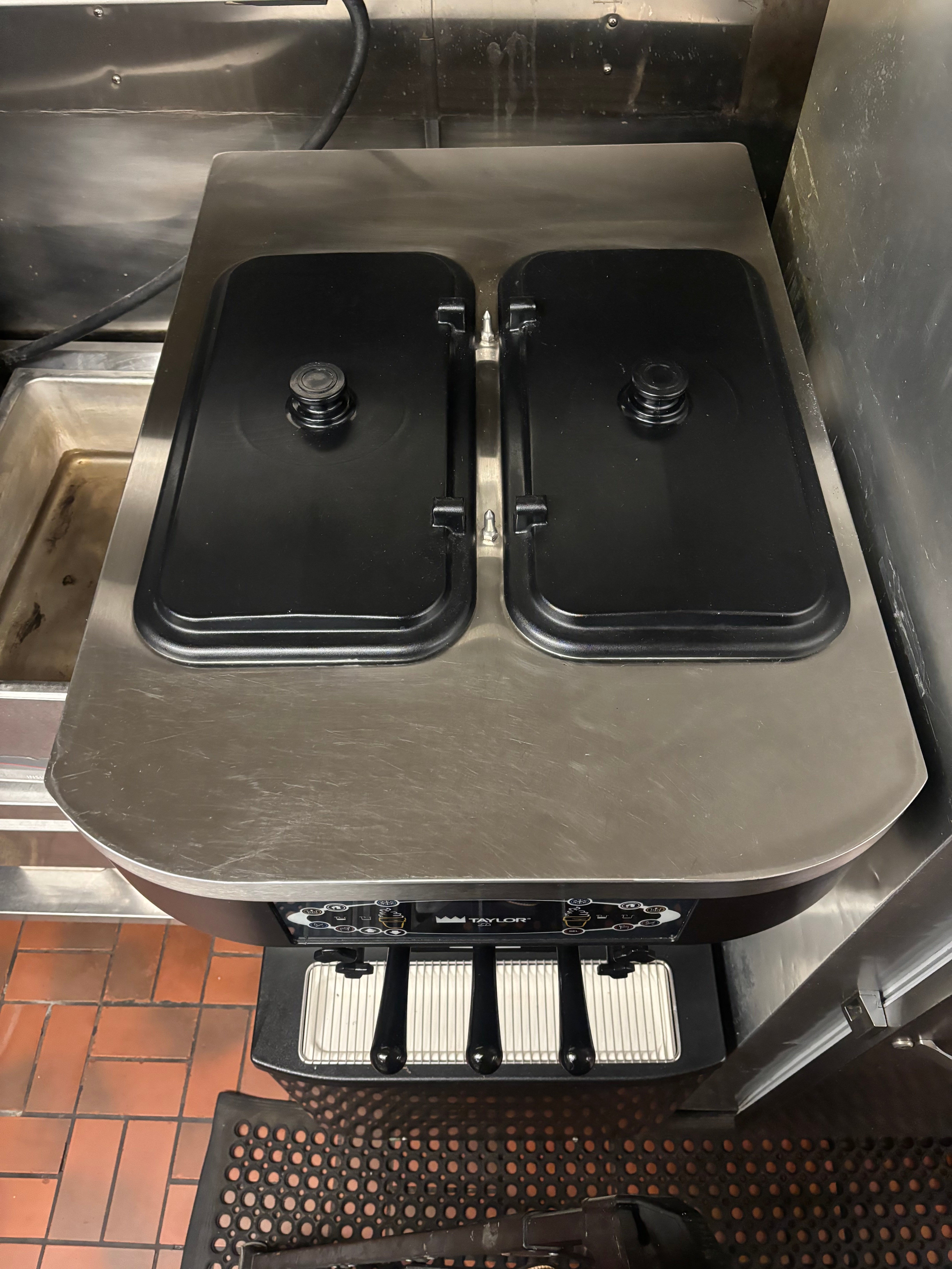 2018 Taylor C712-27 1ph air with Syrup Rail