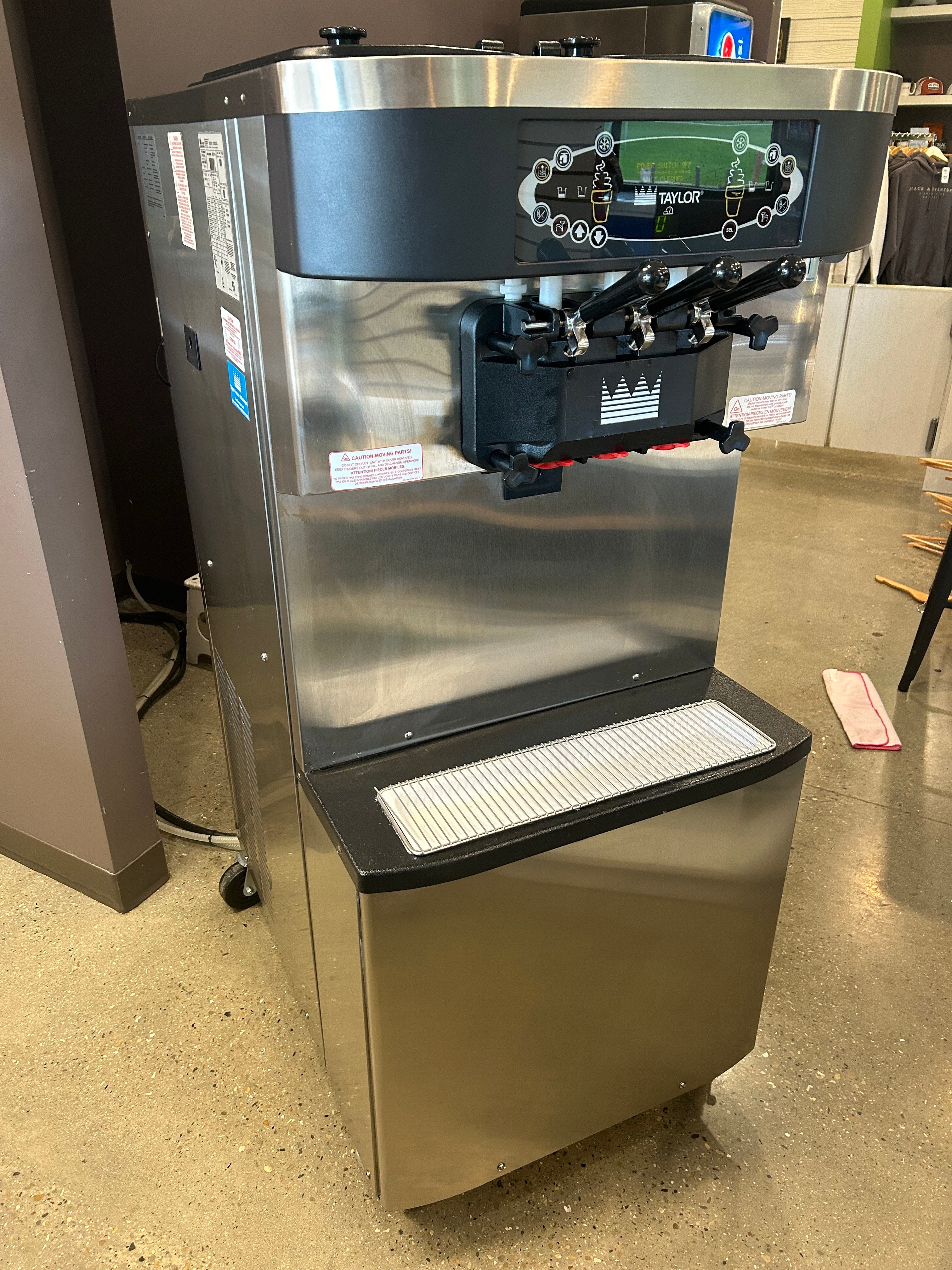 2023 like new Taylor C712-27 1ph water cooled with air pumps