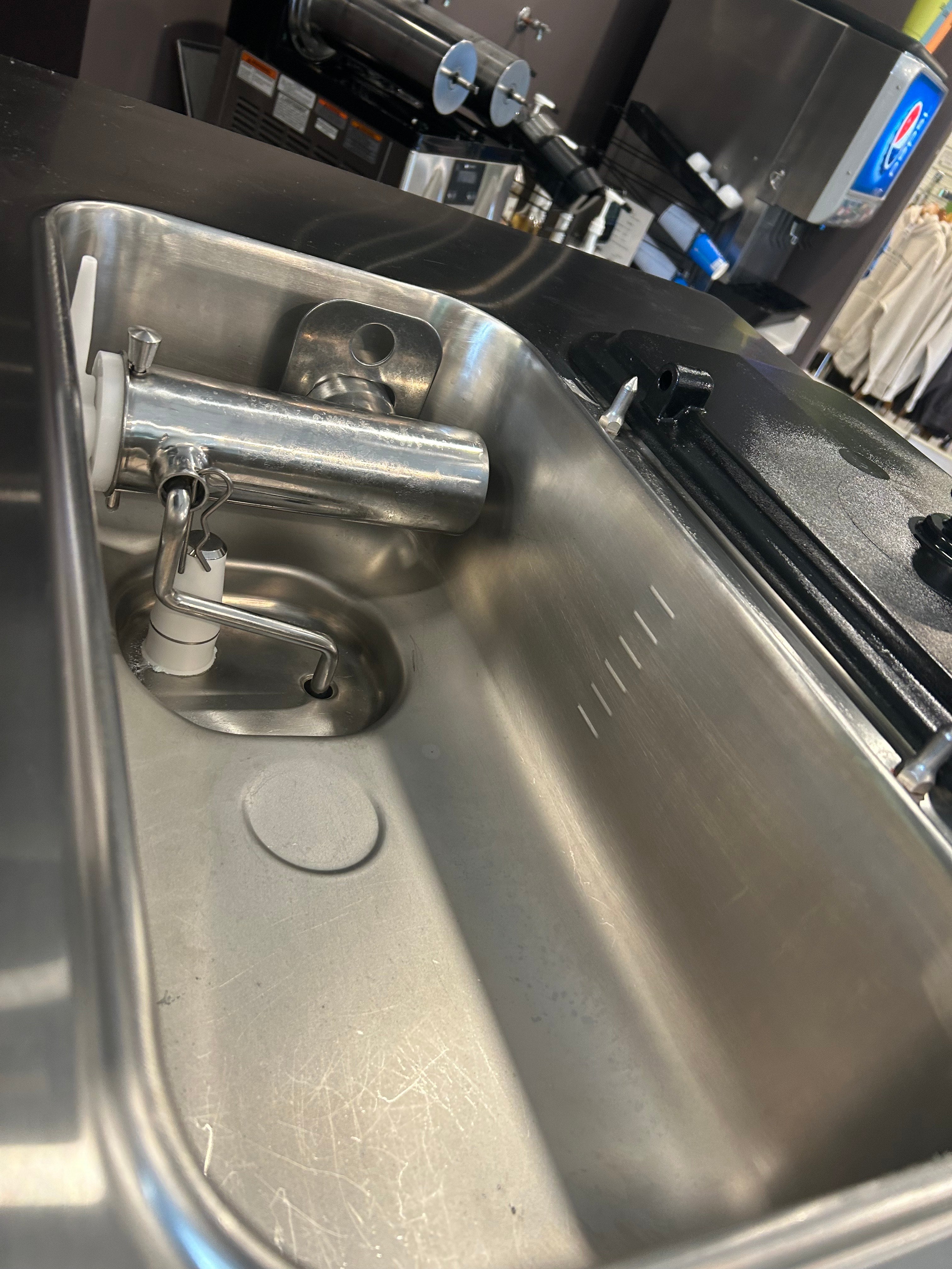 2023 like new Taylor C712-27 1ph water cooled with air pumps