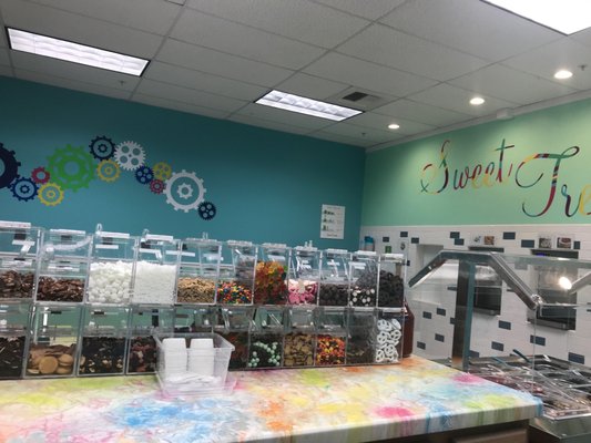 12 Topping Refrigerated Island Topping Bar
