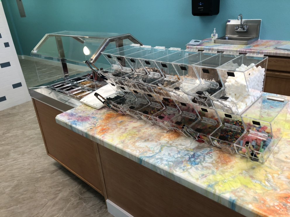 12 Topping Refrigerated Island Topping Bar